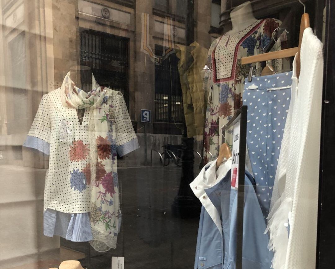 Escaparate de un comercio gijonés.