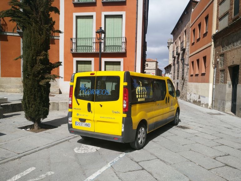 Una furgoneta de reparto en la plaza del Rastro de Ávila