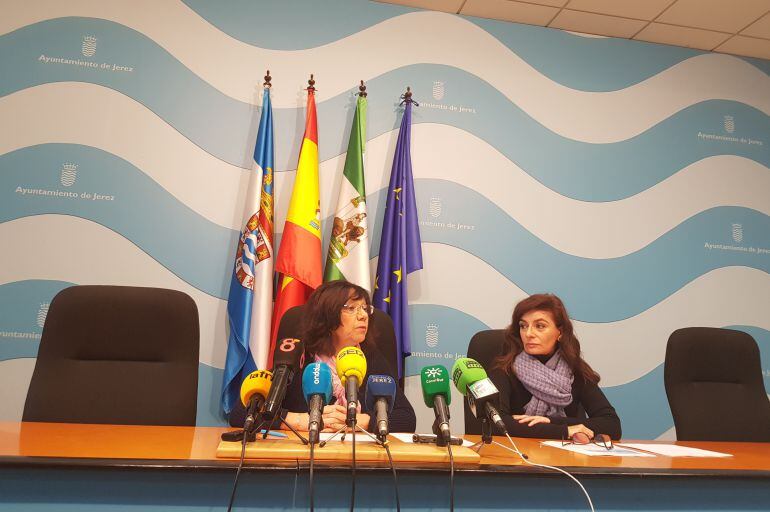 Carmen Collado y Rosario Pérez, delegada y directora de Igualdad del Ayuntamiento de Jerez, presentando las cifras del Centro Asesor de la Mujer.