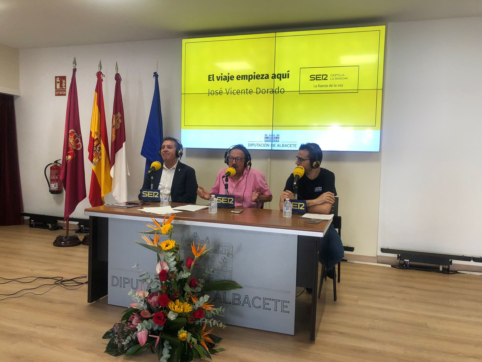 Santiago Cabañero, presidente de la Diputación de Albacete, con Chevi Dorado y Juanma Sevilla durante la emisión del programa realizado en el estand de la Diputación en el recinto ferial