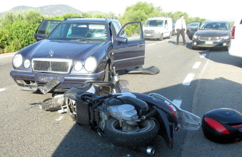 Imagen cedida por la policía local de Olbia que muestra el accidente del actor estadounidense George Clooney, cerca de Olbia, isla italiana de Cerdeña.