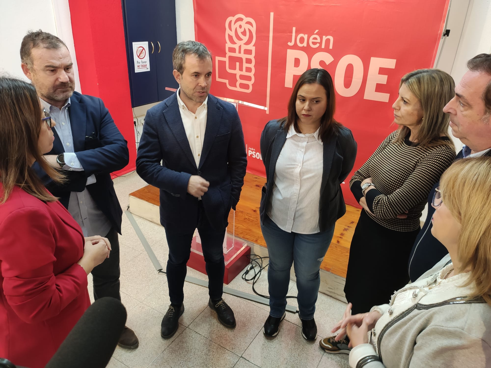 El secretario general del PSOE de la ciudad de Jaén, Julio Millán (tercero por la izquierda), rodeado distintos ediles socialistas