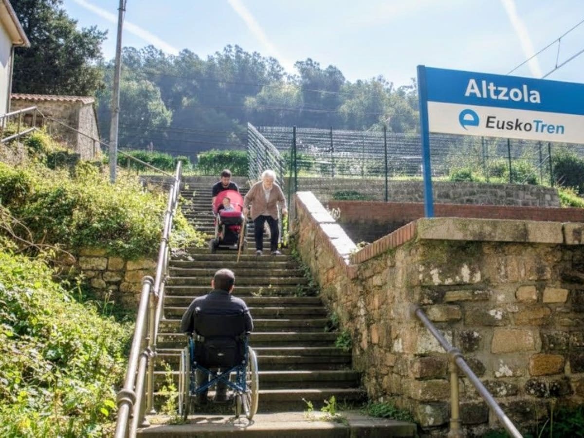 La plataforma en defensa de la estación de Euskotren en Altzola lleva sus reivindicaciones al Parlamento Vasco