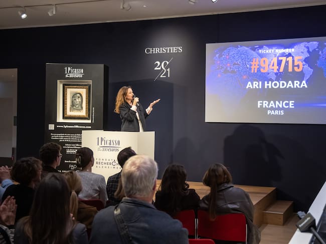 Peri Cochin, fundadora de la rifa solidaria '1 Picasso por 100 euros', anuncia el nombre del ganador del cuadro 'Cabeza de mujer' en París.