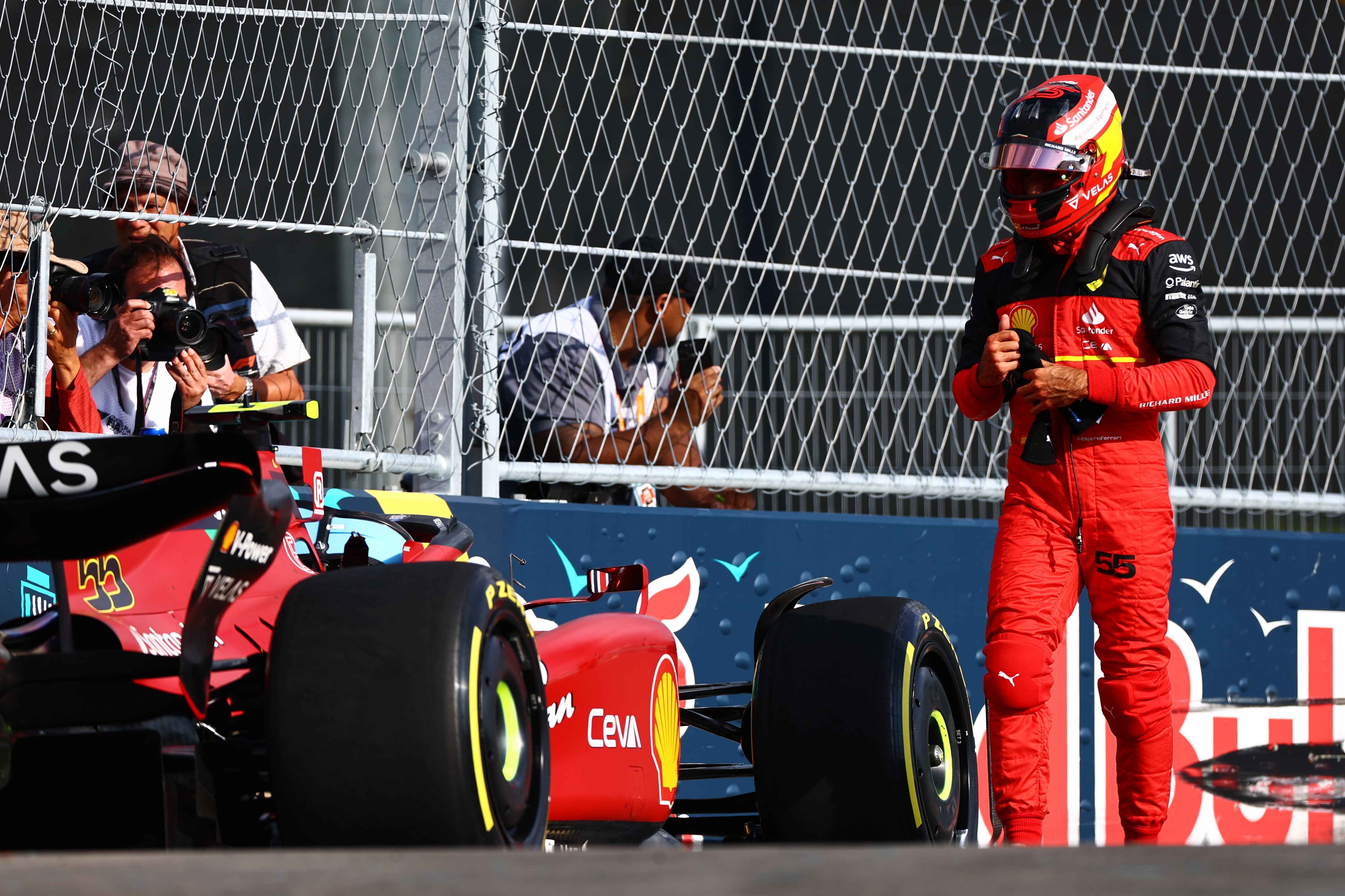 Carlos Sainz después de su abandono en los libres 2 del GP de Miami