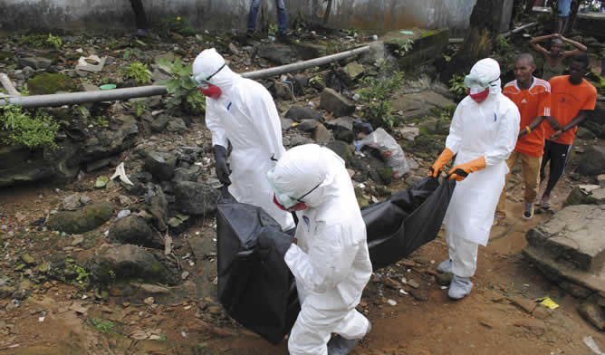 Varias personas trasladan el cuerpo de un hombre de 29 años fallecido por el virus del ébola en Monrovia