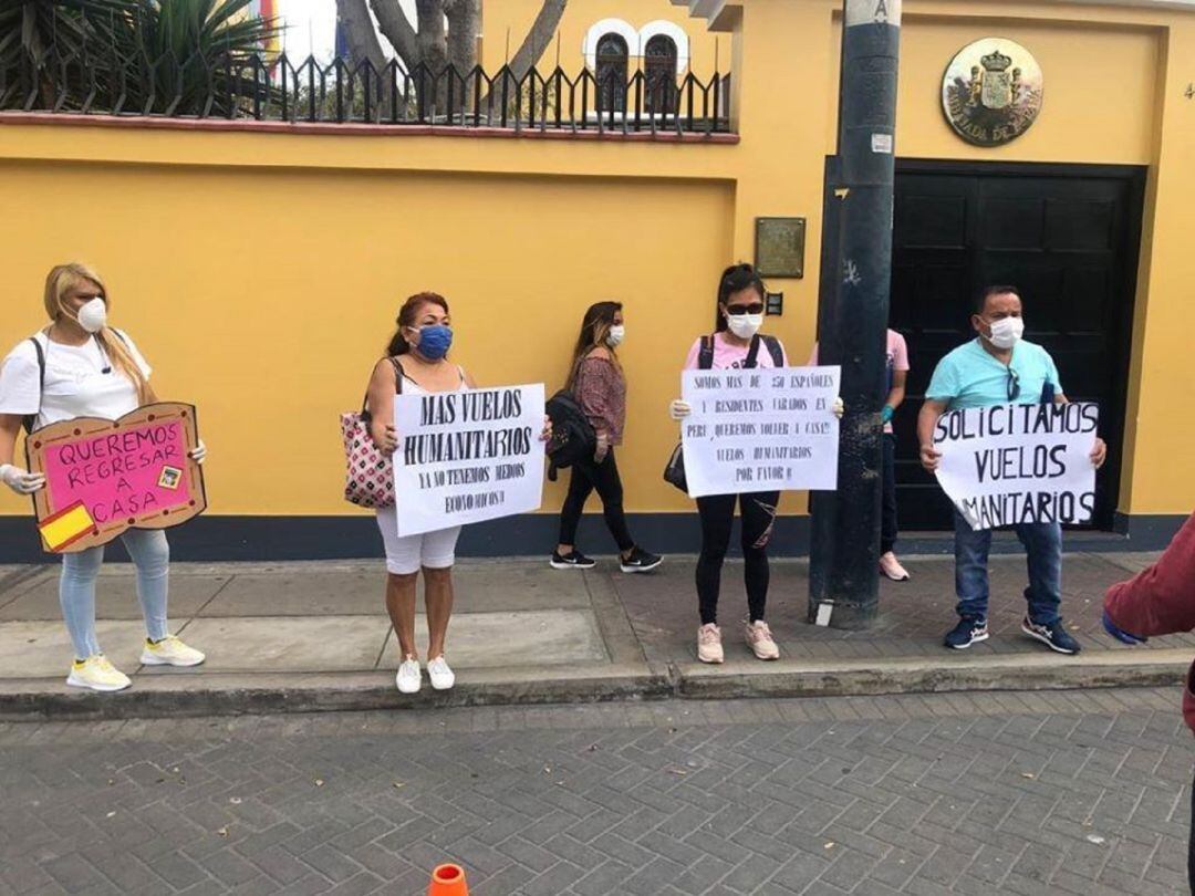 Concentración de españoles y residentes en España a las puertas de la Embajada en Lima solicitando que un vuelo humanitario les traiga a casa