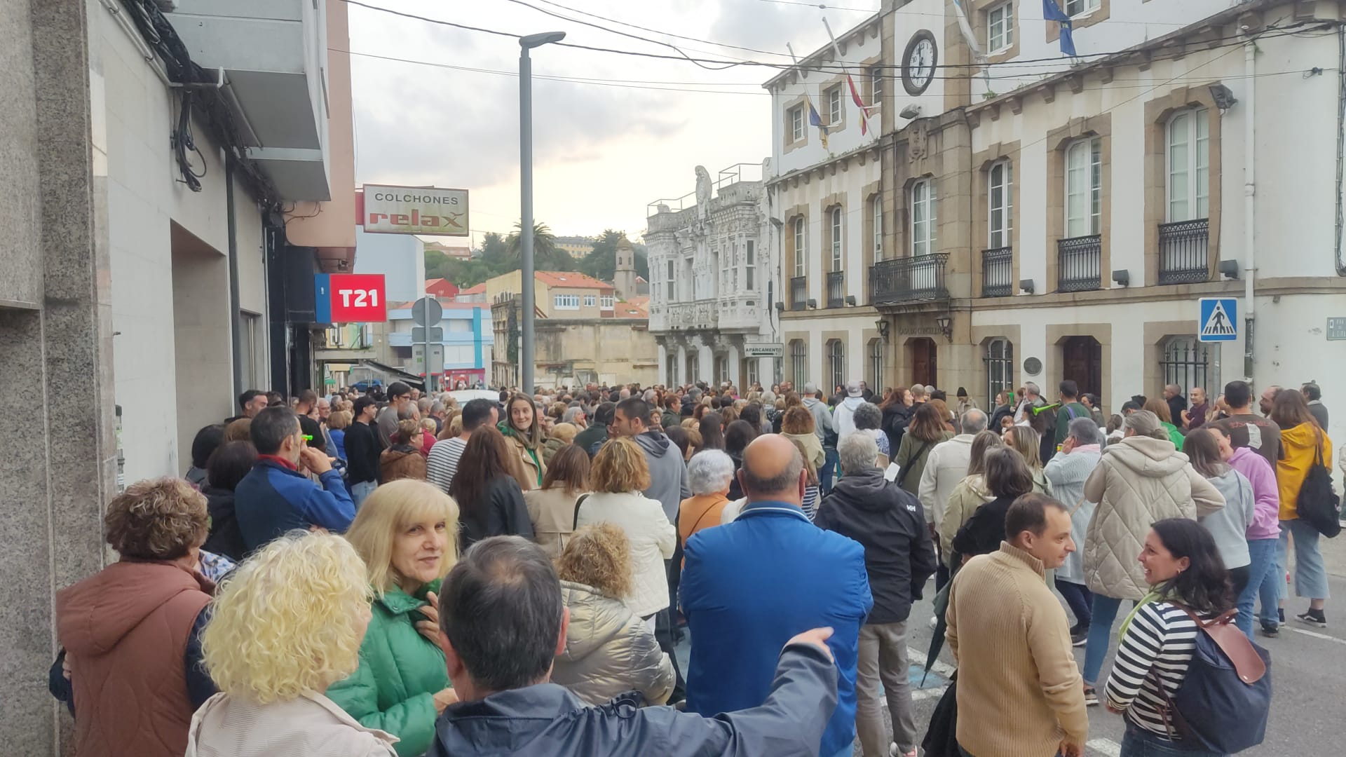 Mugardos acogió este viernes una protesta vecinal ante el Concello por la gestión del gobierno local (cedida)