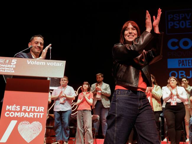 PATERNA (VALENCIA), 12/04/2025.- La ministra de Ciencia y secretaria general del PSPV-PSOE, Diana Morant (d), participa en el congreso de los socialistas valencianos de la provincia de Valencia junto al secretario provincial, Carlos Fernández Bielsa (i), quien será proclamado oficialmente al término del cónclave. EFE/ Kai Forsterling