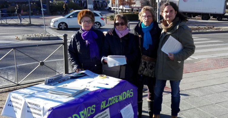 Eduardo Andradas, portavoz Sí Se Puede! Alcobendas en una mesa informativa de Podemos