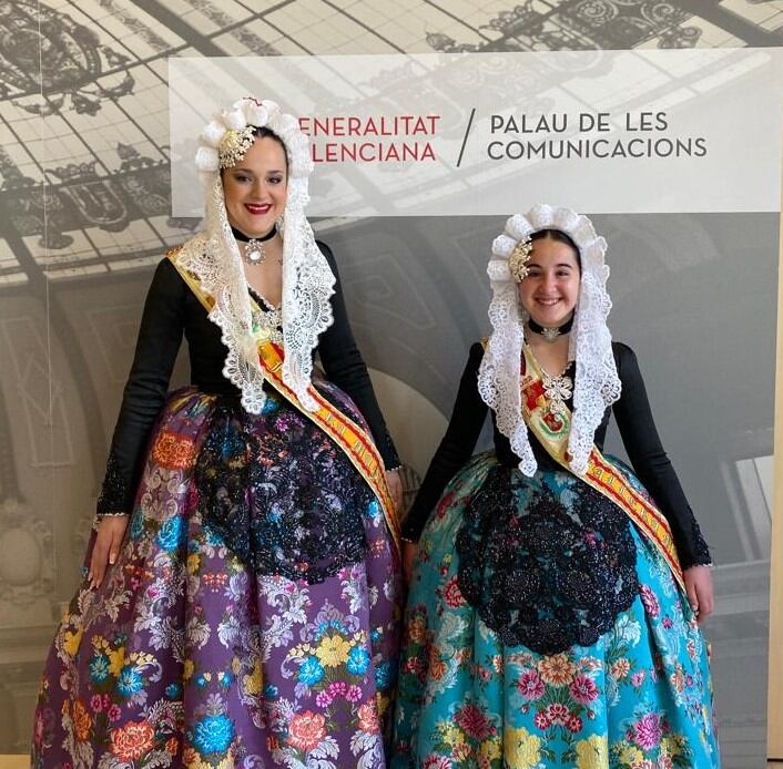 Lucía, junto a Imara Lencina, Fallera Mayor Infantil de Elda, en el edificio de Telefónica en Valencia.