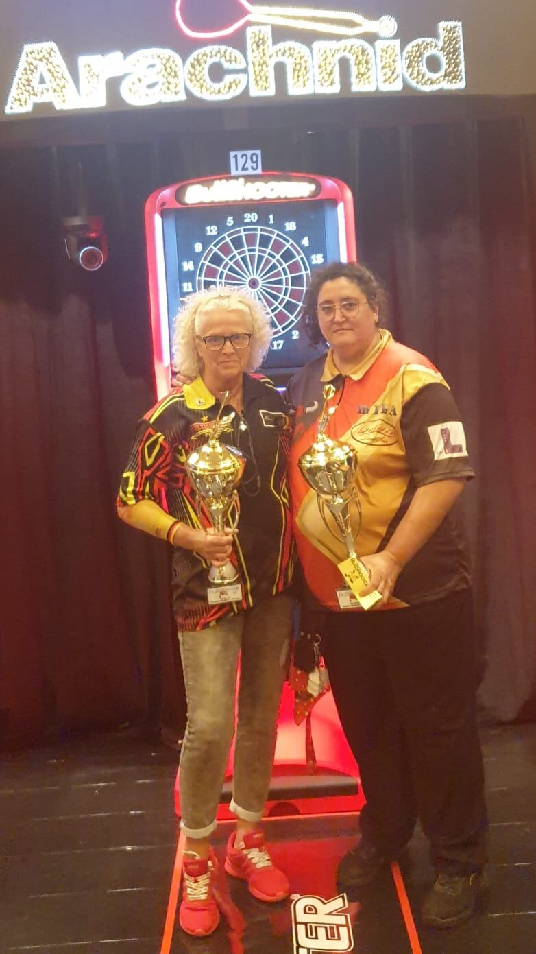 Mila Martínez amb el trofeu en categoria femenina