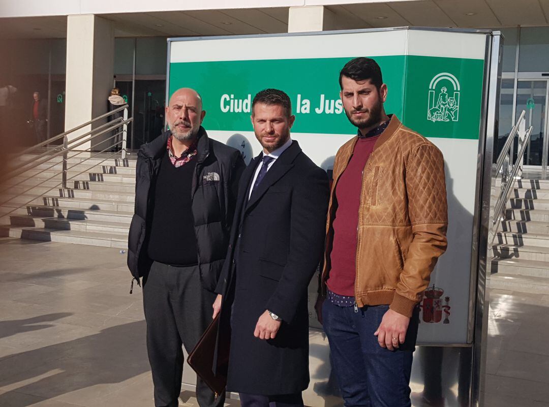 El abogado Juan Carlos Ramírez ( en el centro) junto a miembros del sindicato STAL