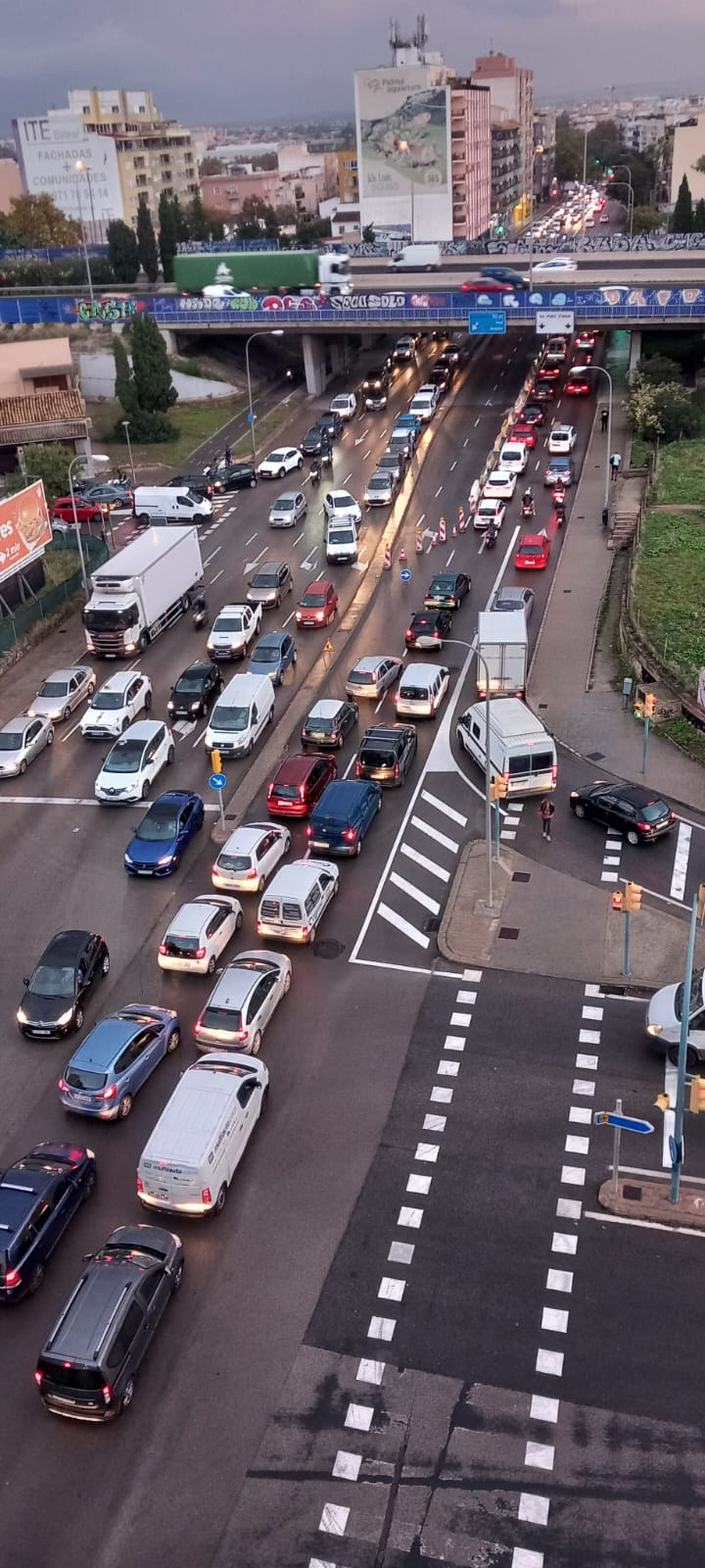 Imagen tomada poco antes de las 8:30 de la mañana de la calle Aragón a la altura de Vía de Cintura