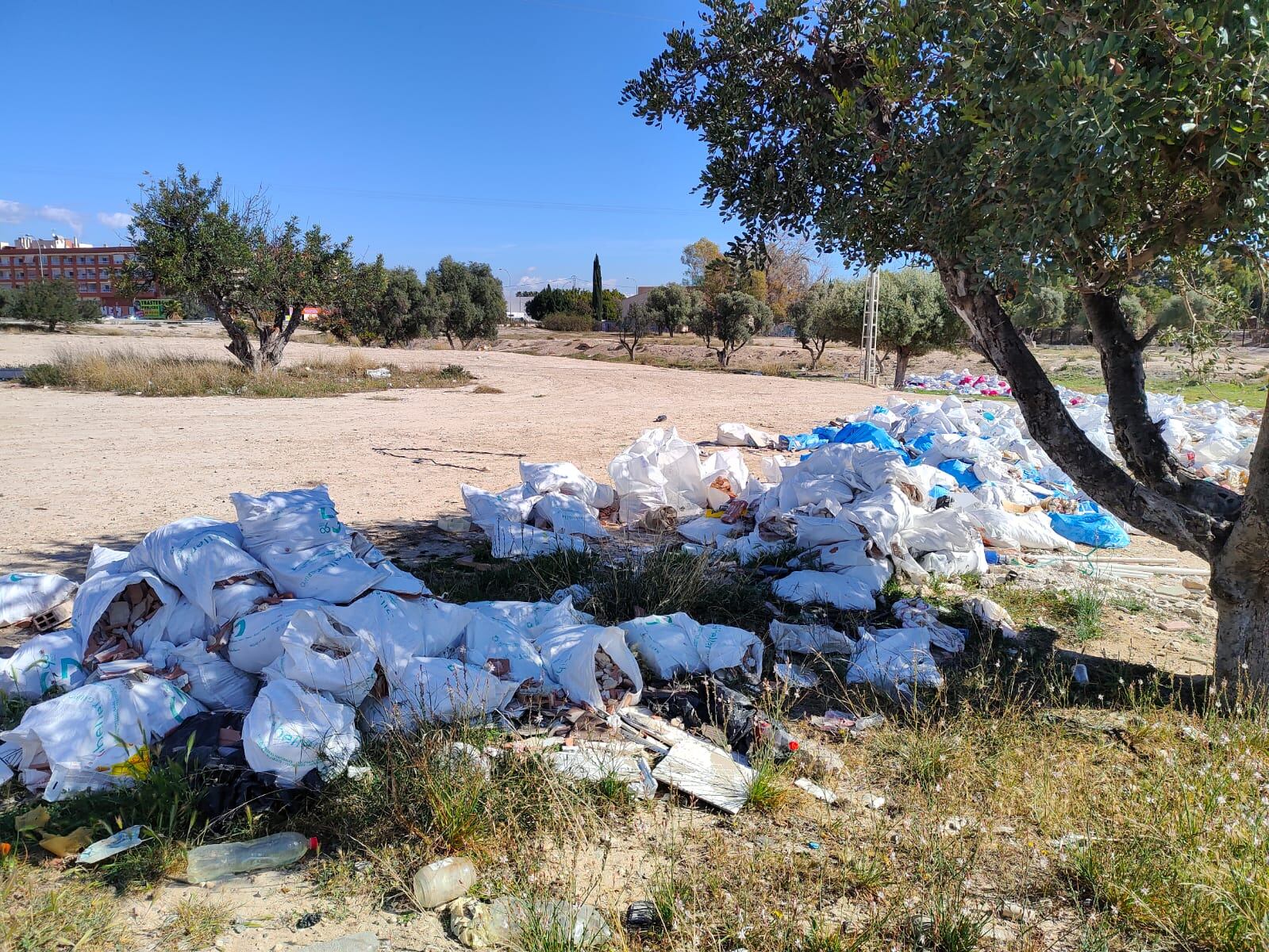 Escombrera ilegal en el entorno de Santa Faz