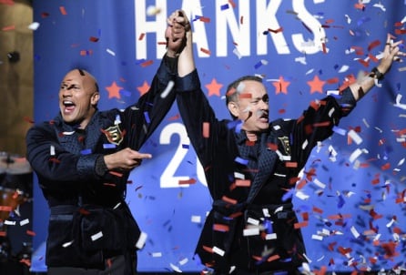 Dwayne Johnson y Tom Hanks durante la presentación en tono humorístico de su campaña en &#039;Saturday Night Live&#039;