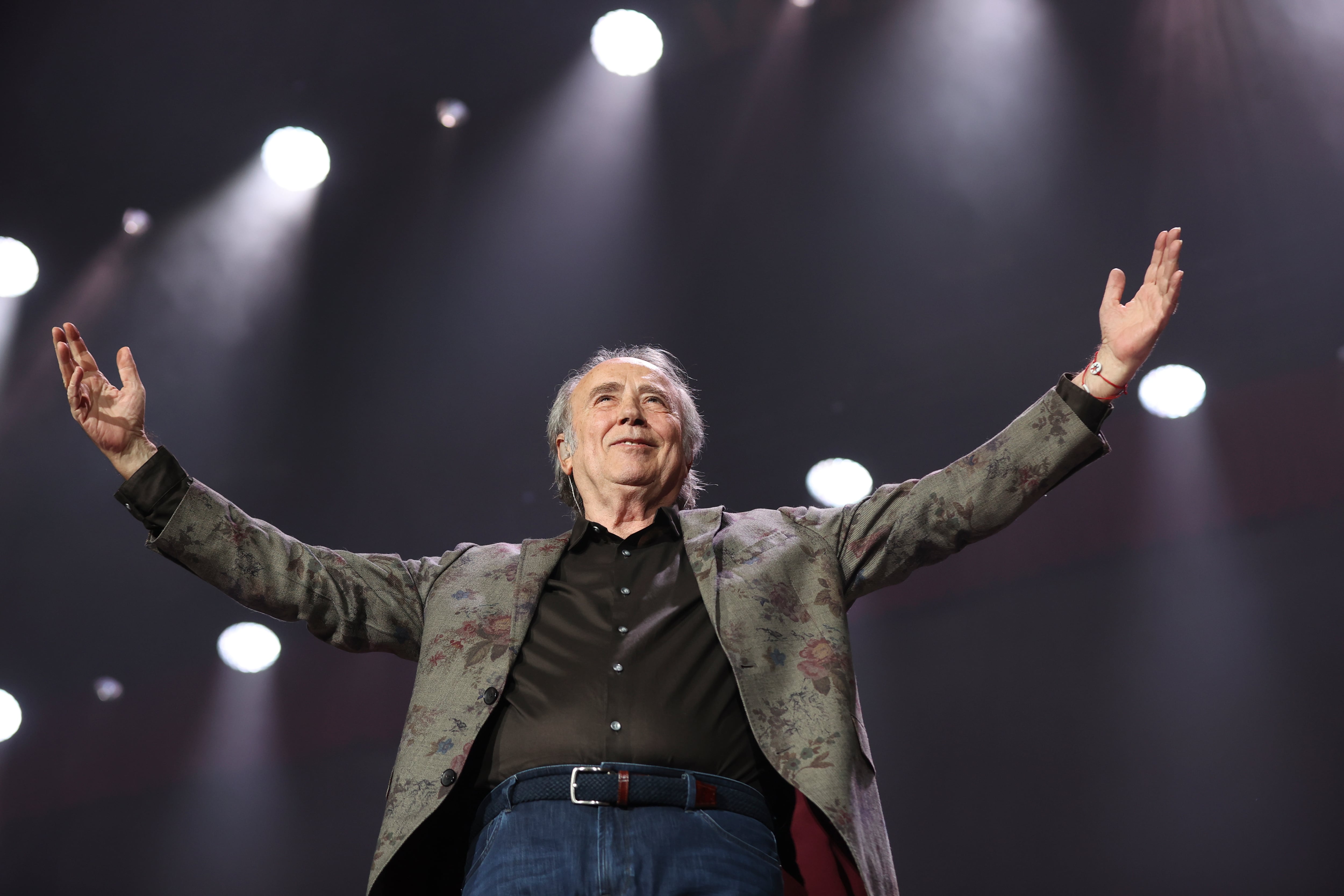 MADRID, 24/04/2024.- Fotografía de archivo fechada el 7 de diciembre de 2022 durante un concierto en el WiZink Center en Madrid. Serrat ha sido galardonado este miércoles el Premio Princesa de Asturias de las Artes, ha anunciado la fundación que concede la distinción. EFE/ Kiko Huesca
