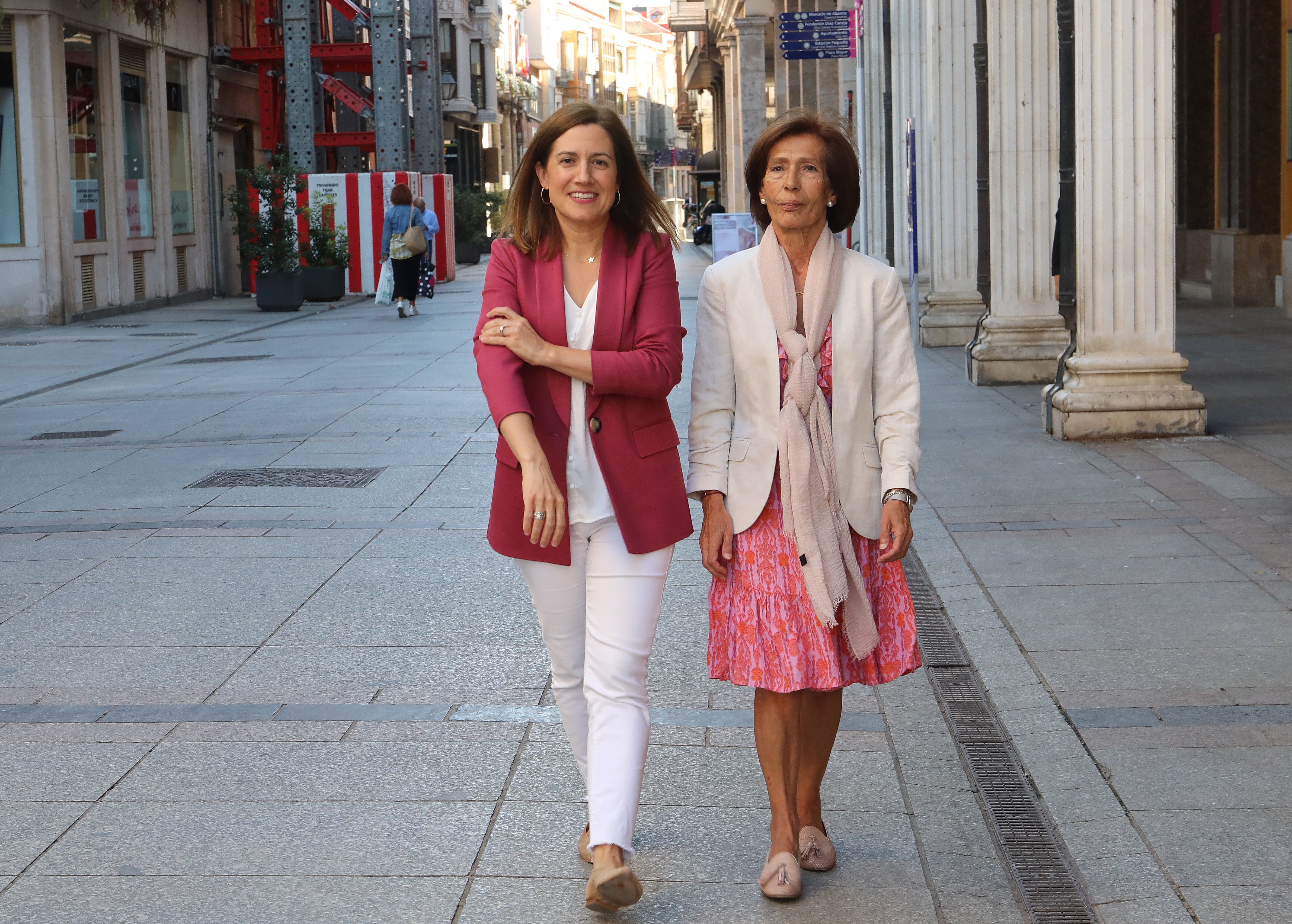 Entrevistas a la médico de Atención Primaria María Luz Hermoso(D) y la directora de Proyectos de la fundación de la AECC, Patricia Nieto(I)