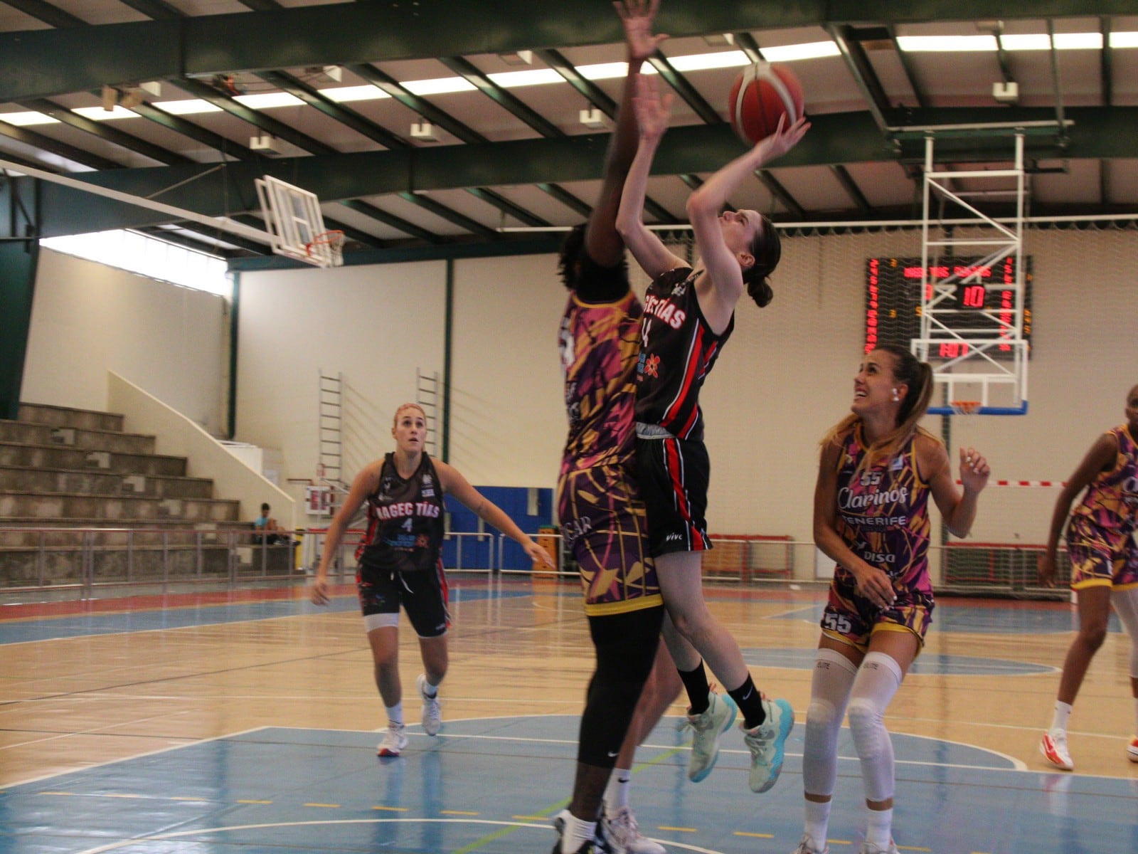 Lanzamiento a canasta del equipo lanzaroteño.
