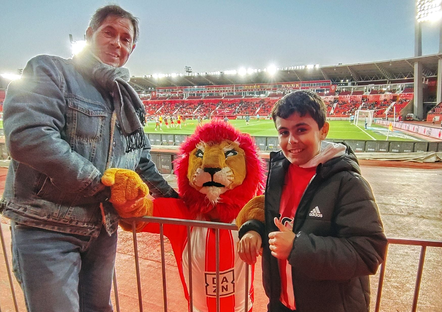 Paquito con la mascota del Almería y su nieto Adrián.