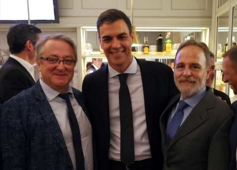 El presidente del Gobierno, Pedro Sánchez, flanqueado por los diputados Ricardo García Mira (izqda.) y Salvador de la Encina (dcha.).
