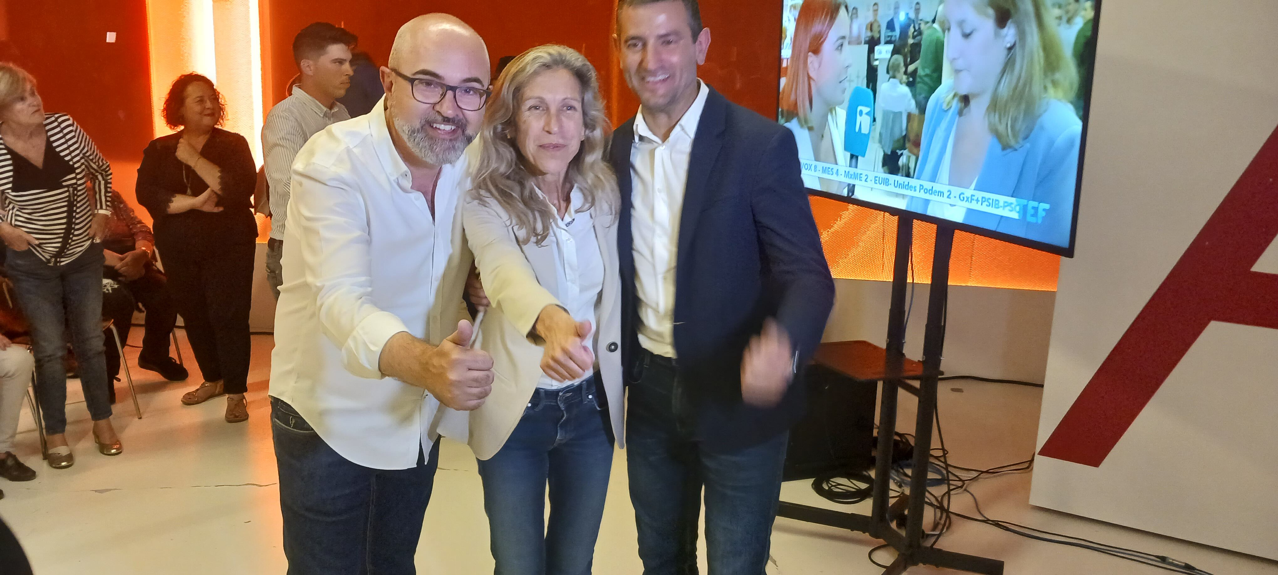 Vicent Roig celebrado su triunfo junto con Carmen Ferrer y Marcos Serra