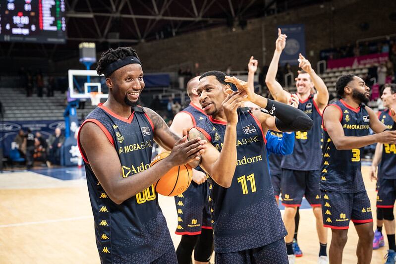 Morris Udeze, durant la celebració de la victòria a casa contra el Granada. Aquell dia va capturar 10 rebots.