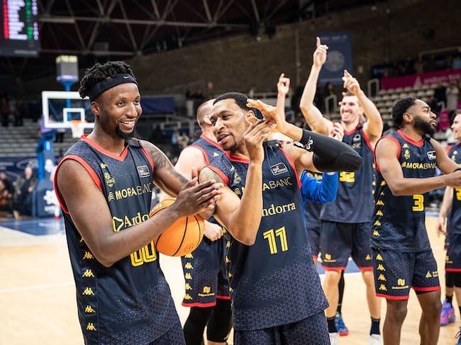 Morris Udeze, durant la celebració de la victòria a casa contra el Granada. Aquell dia va capturar 10 rebots.