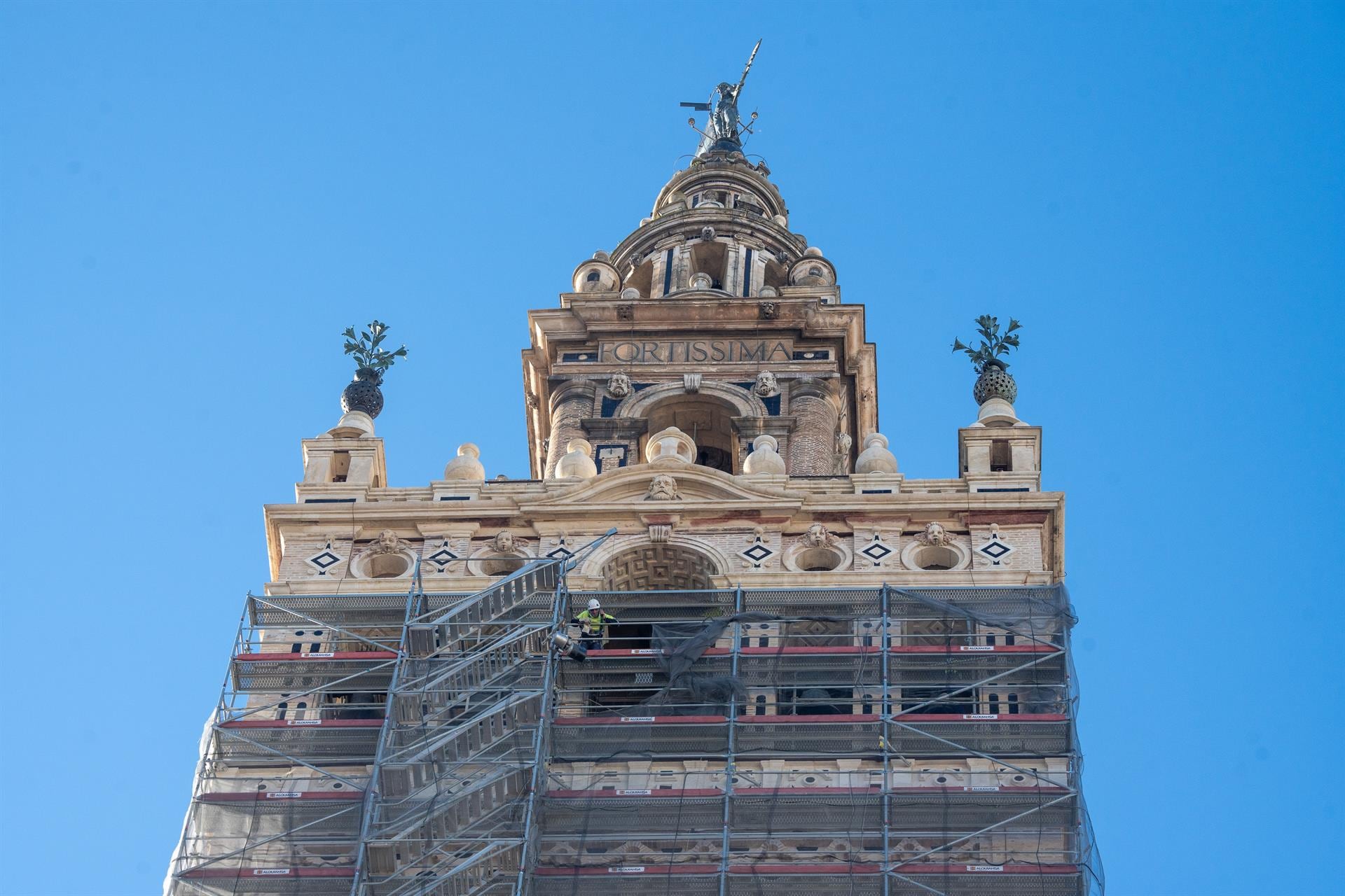 Imagen de la Giralda con los andamios de la restauración