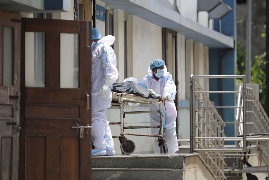 Sanitarios trasladando a un paciente de coronavirus.