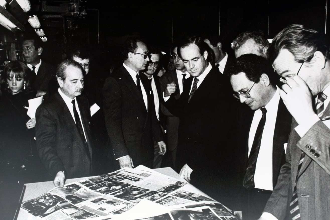 Antonio Abril (2º por la derecha) viendo varios periódicos junto a José Bono, Pepe Herrera y Antonio Gil