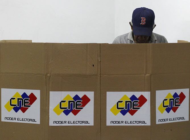 Un venezolano vota en Caracas.