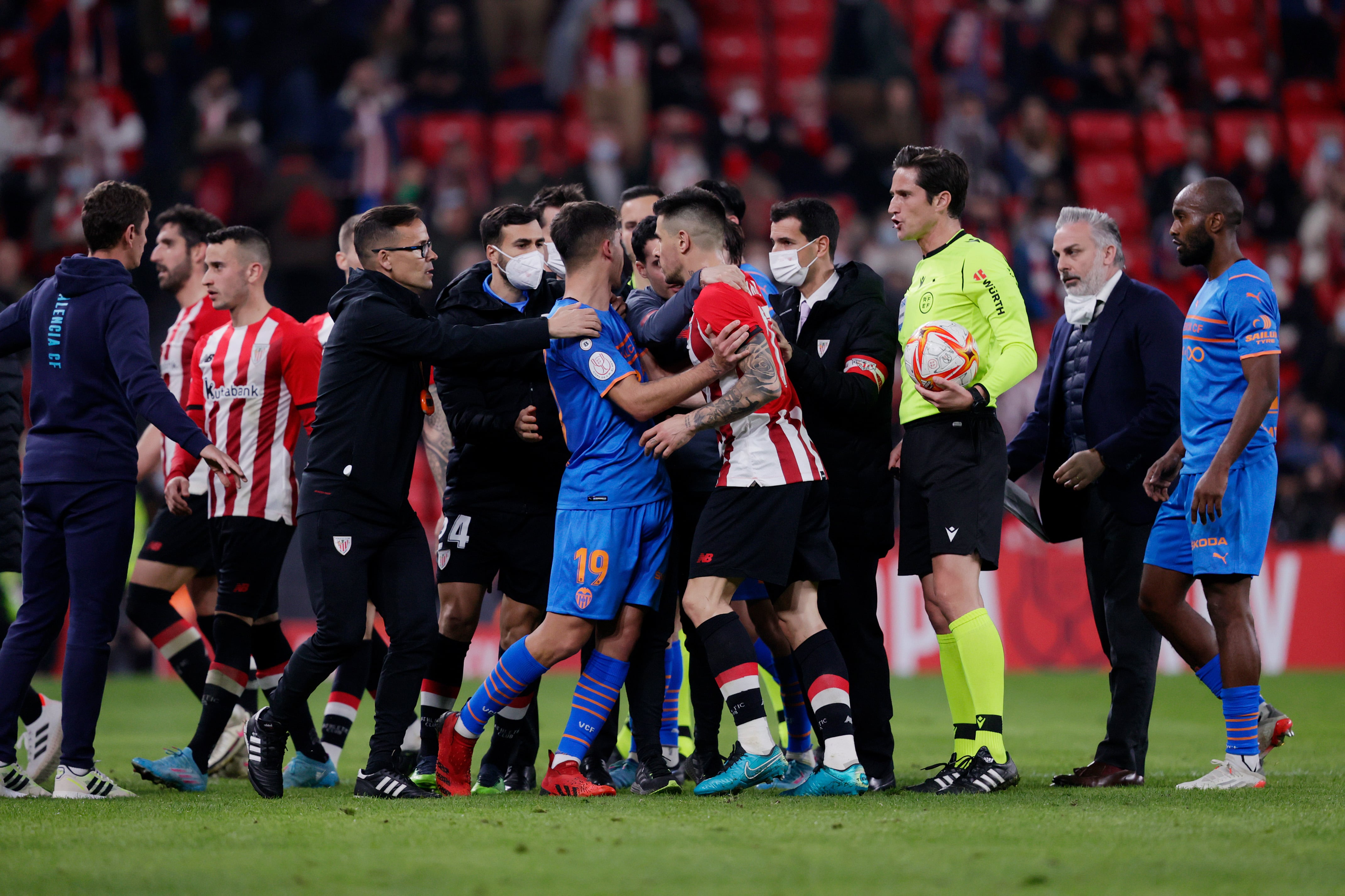 Jugadores de Valencia y Athletic se han encarado camino de vestuarios