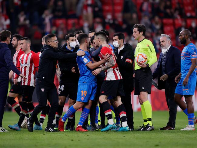 Jugadores de Valencia y Athletic se han encarado camino de vestuarios