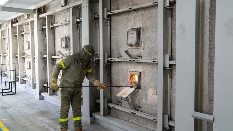 Un operario atiende el horno de la factoría