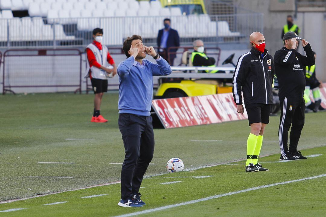 Rubi pidiendo cabeza y paciencia en su primer partido con el Almería.