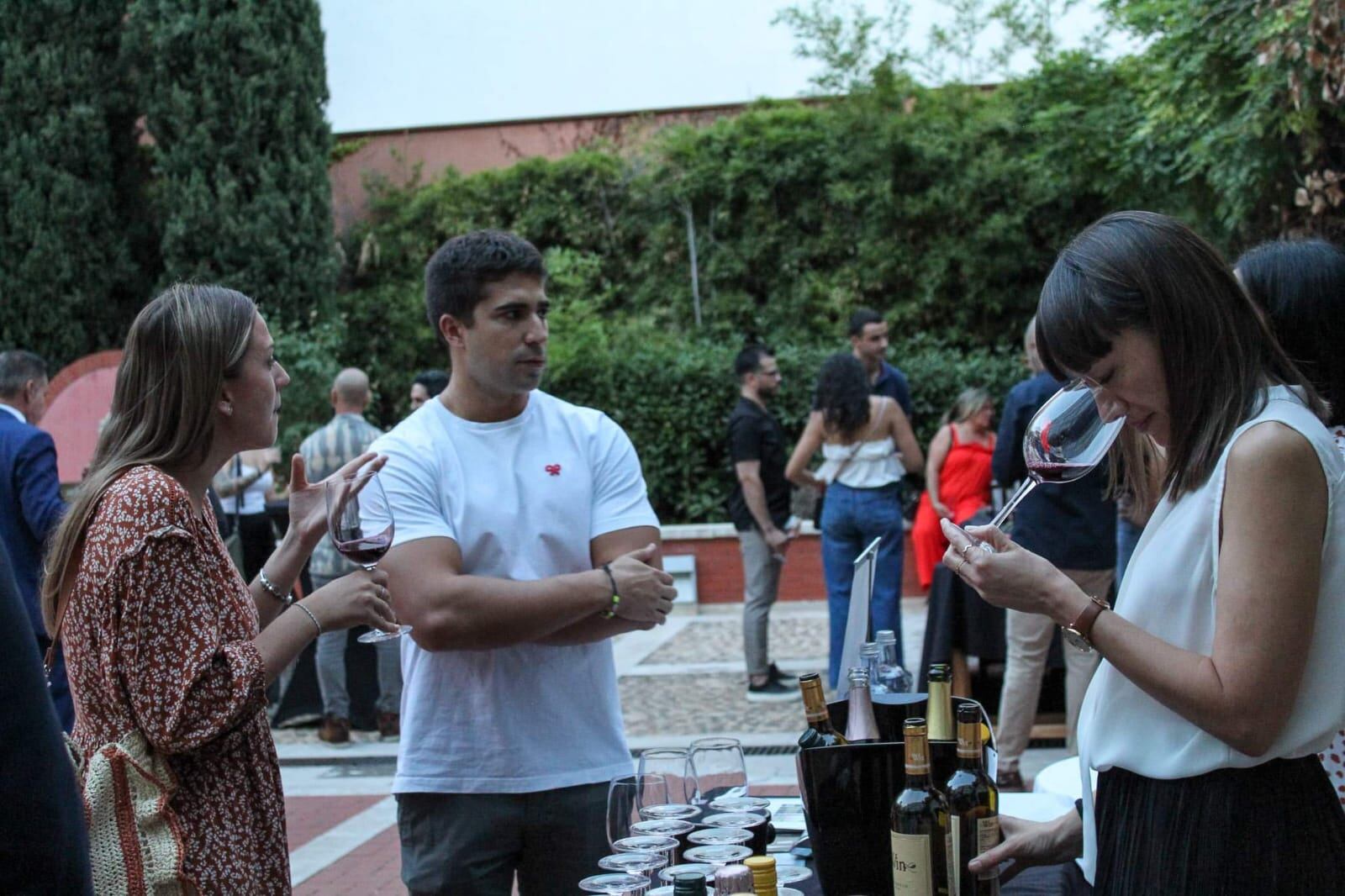 María Sevillano (WIN), catando un vino sin alcohol.