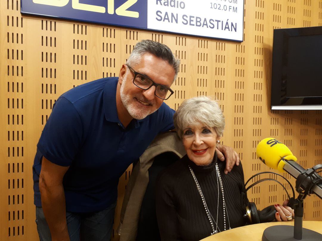 Juan Manuel Cano posa con Concha Velasco en los estudios de Radio San Sebastián