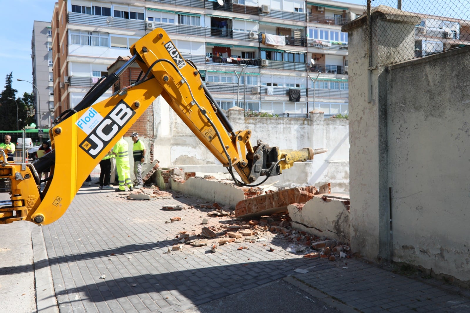 Los trabajos de derribo de muro el pasado viernes