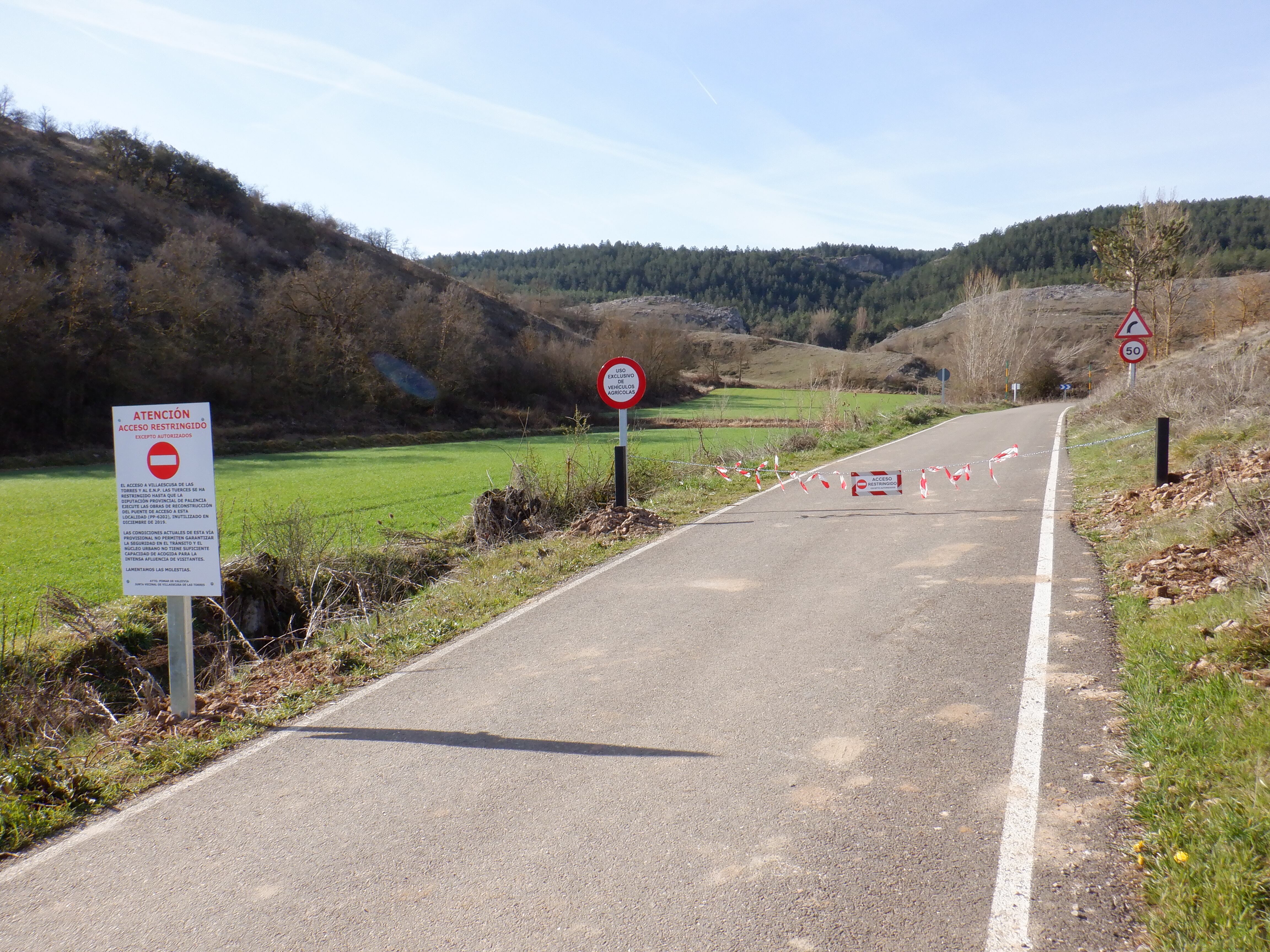 El acceso a Villaescusa y las Tuerces muestra un aviso en el que se advierte de su cierre a la circulación de vehículos