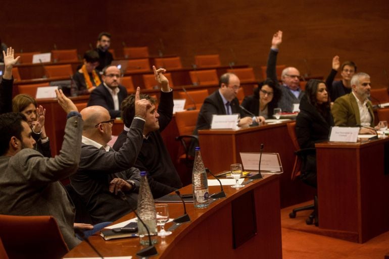 Votación durante la reunión de la Diputación Permanente del Parlament en la que, con los votos a favor de JxSí y SíQueEsPot y la abstención de la CUP, se ha aprobado que la Cámara catalana interponga un recurso al Tribunal Constitucional contra la aplicac