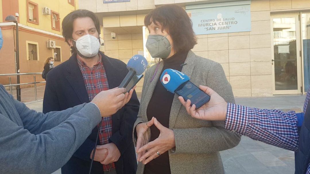 María Marín, portavoz regional de Podemos ha ofrecido una rueda de prensa frente al Centro de Salud del barrio de San Juan en Murcia