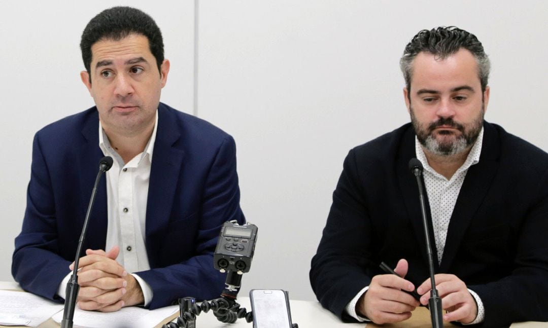 El alcalde de Alcoy, Antonio Francés (izquierda), y el concejal de cultura, Raül Llopis, ofrecen una rueda de prensa en el Ayuntamiento.