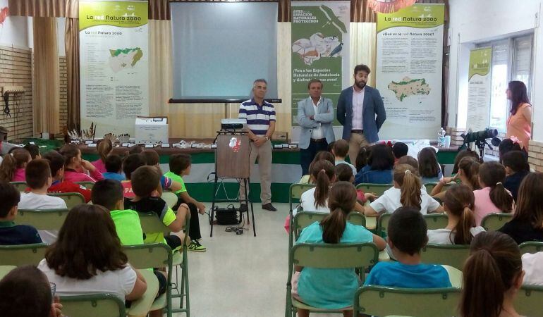 Momento de la charla impartida por el Delegado territorial de la Consejería de Medio Ambiente, acompañado del Alcalde de Bedmar, Juan Fco. Serrano