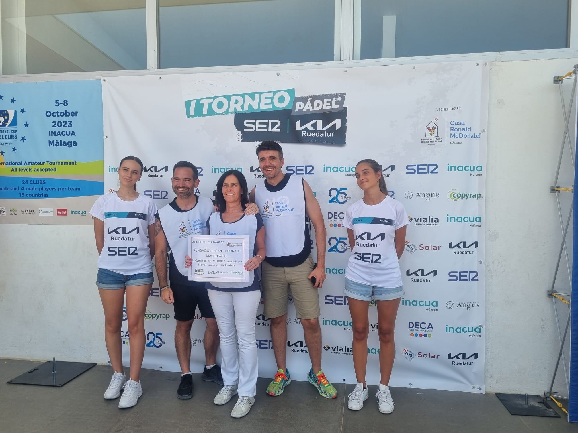 Entrega del cheque a los voluntarios de la Fundación Casa Ronald McDonald