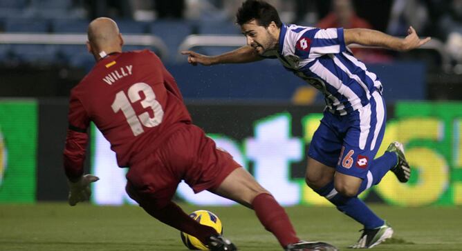 El centrocampista portugués intenta encarar al portero argentino del Málaga