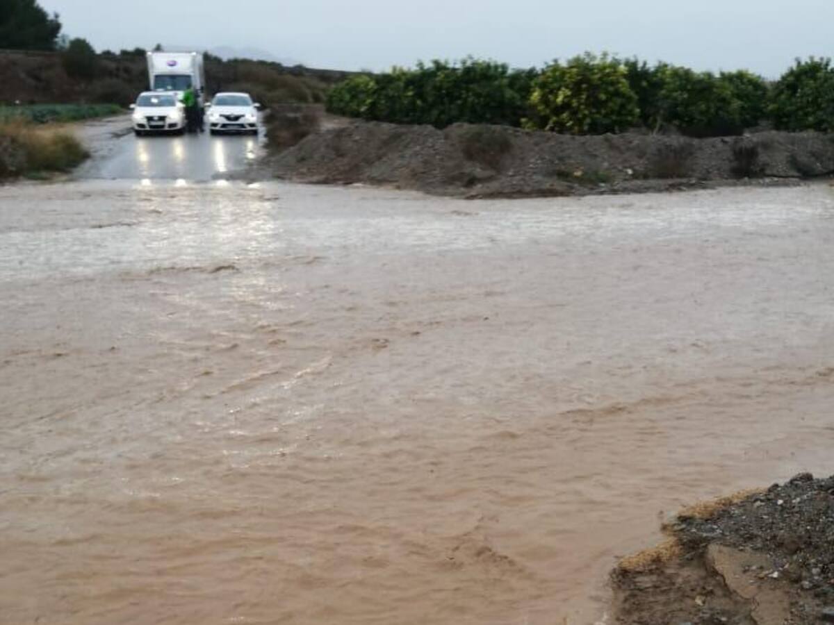 La crecida de la Rambla de la Galera en Lorca deja incomunicados a vecinos de La Escarihuela cada vez que llueve
