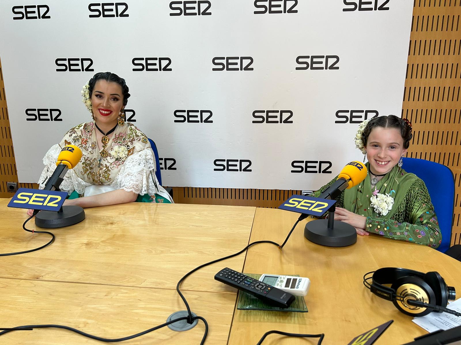 Andrea Sánchez y África Peñalver, de la Peña Huertana La Esparteña y Peña La Picaza, respectivamente, han pasado por los estudios de Radio Murcia nada más comenzar su reinado y como máximas representantes de las Fiestas de Primavera de Murcia