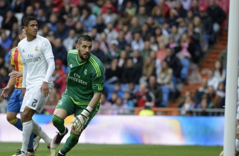 Kiko Casilla durant una acció en el partit contra el València.