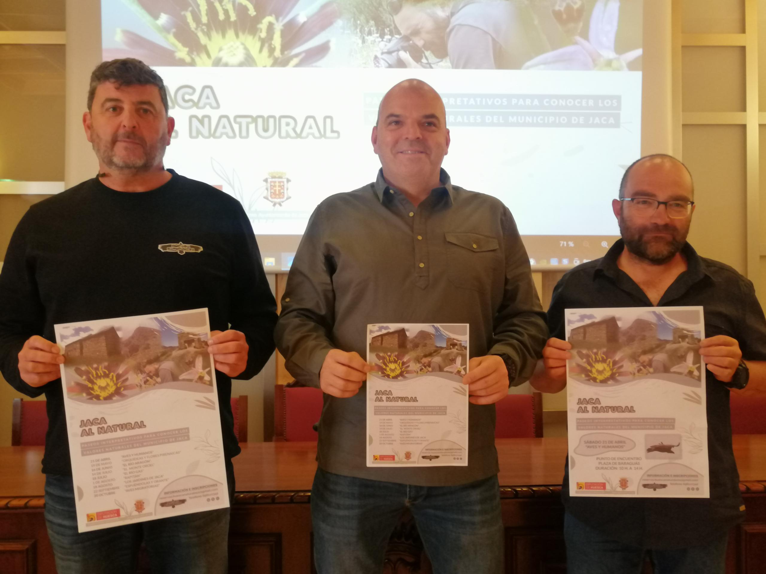 Los divulgadores medioambientales Pablo Vallés y José Miguel Navarro presentaban el programa de salidas junto al concejal Sergio Cajal